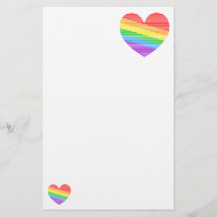 Papel de carta con corazón de rayas de arcoíris de