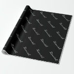 Papel de embalaje blanco y negro personalizado<br><div class="desc">Papel de embalaje blanco y negro elegante con nombre personalizable. Giftwrap hermoso para el cumpleaños de lujo, el navidad, el boda, la ducha nupcial, el aniversario y otras ocasiones importantes. Letras elegantes de la tipografía de la escritura. Diseño elegante del modelo para los hombres, las mujeres y los niños. Disponible...</div>