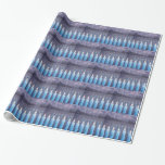 Papel de embalaje de Jánuca Menorah de la ventana<br><div class="desc">Traiga las luces hermosas de Jánuca en la estación del invierno con este papel de regalo original del diseño. Representa las velas del día de fiesta el brillar intensamente encima de un Chanukkah Menorah, brillando a través de una ventana sobre un paisaje al aire libre nevoso del invierno. Envuelva sus...</div>