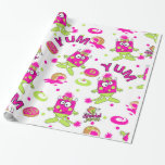 Papel de embalaje rosado del monstruo de Dreidel<br><div class="desc">¡Nuestros monstruos rosados adorables del dreidel que mascan en sufganiyot están seguros de ser un papel de embalaje de la diversión para Hannukah este año!</div>