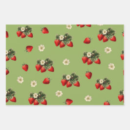 Papel de envolver fresas sobre musgo verde