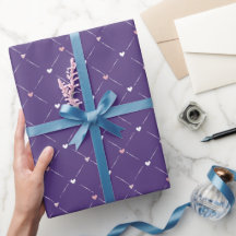 Papel de envolver morado con corazón rosa y blanco