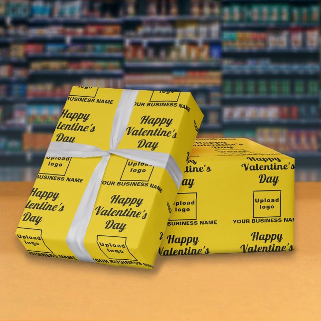 Papel de envolvimiento amarillo de San Valentín de (Business name and logo with Happy Valentine's Day greeting on yellow wrapping paper in store.)