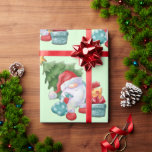Papel de envolvimiento de árboles Gnome y Christma<br><div class="desc">El lindo gnomo Santa Claus con árboles de Navidad y regalos sobre fondo verde claro</div>