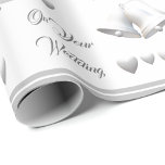 Papel de envolvimiento de Boda de Corazones y Camp<br><div class="desc">El espléndido diseño de papel envuelto de Bodas Silver Hearts & Bells presenta la imagen de campanas bodas de plata y cintas con corazones plateados con motivos en un fondo blanco. El texto del personalizable dice "En su Boda" y se muestra en un elegante tipo de letra plateada. En los...</div>