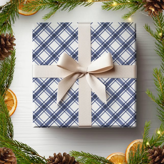 Papel de envolvimiento de color azul y blanco (Holiday Blue and White Checkered Plaid Wrapping Paper by Painted Paperie
)