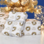 Papel de envolvimiento de oro Wreath Merry Christm<br><div class="desc">Diseño de imágenes Digitalbcon con un elemento de Navidades de guirnaldas Navidades de oro con texto de oro alternado "Feliz Navidad" en un diseño diagonal en este papel de envolvimiento de "Navidades cortan Feliz Navidad". Este diseño colorido y atractivo se completa con el color de fondo del personalizable para adaptarse...</div>