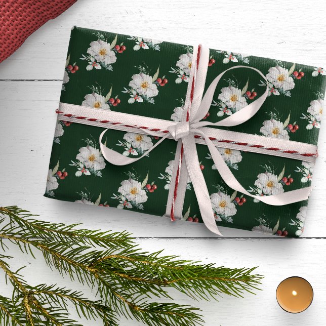 Papel de envolvimiento de vacaciones botánicas ver (Green Boho Floral Christmas Botanical Holiday Wrapping Paper by Painted Paperie
)
