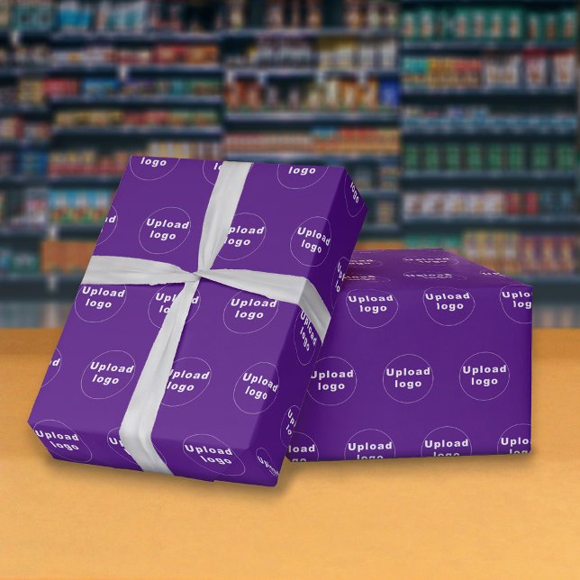 Papel de envolvimiento morado con el logotipo come (Seamless pattern of your business logo on purple wrapping paper.)