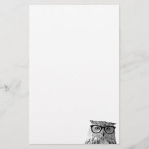 Papel de papelería con búho lindo con gafas para e