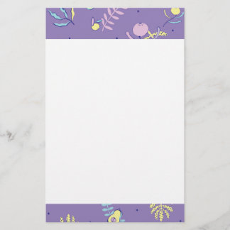 Papel de papelería con estampado floral púrpura