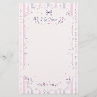 Papel de papelería con lazo de cinta morada