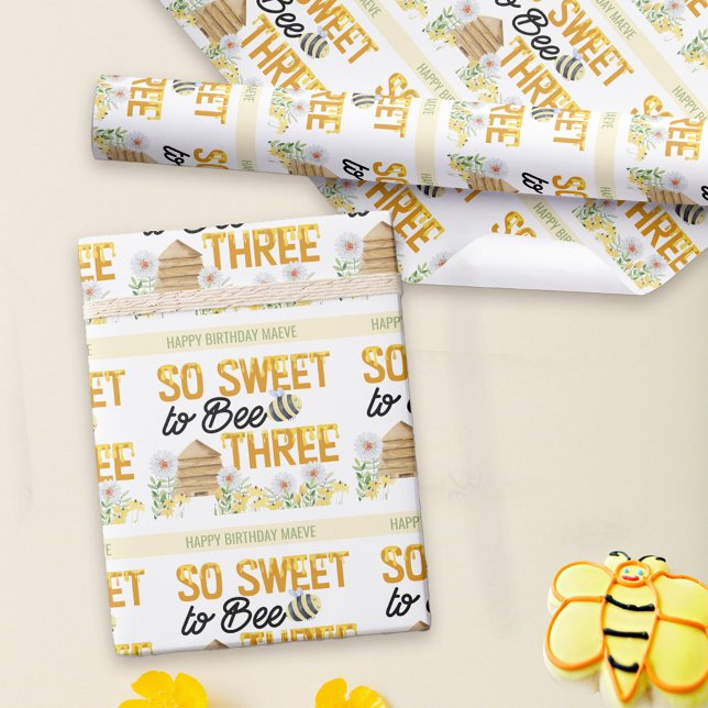 Papel De Regalo 3.ᵉʳ cumpleaños tan dulce de ser 3 colmena (Personalized 3rd birthday wrapping paper with bee theme and cute pun .. So Sweet to Bee Three)