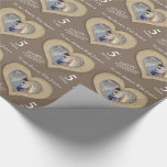 Papel De Regalo 5.º aniversario de boda de madera personalizado fo<br><div class="desc">Papel de envolver de boda en marrón de madera. Personalice este artículo de aniversario con su propia foto y mensaje, nombre y año de aniversario. Sencillo efecto de madera artesanal de forma de corazón gráficos quinquenales, 5º Aniversario de la Madera Boda de papel de envoltura ideal para envolver un regalo...</div>