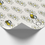 Papel De Regalo Abeja de miel amarilla y crema de patrón de margar<br><div class="desc">Este lindo papel de envoltura presenta un fondo crema / blanco con patrones de abejas con miel / burbujas y margaritas blancas. Cambie el color de fondo y personalice sus necesidades. Puedes encontrar más productos a juego en mi tienda.</div>