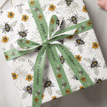 Papel De Regalo Abeja de miel negra de moda para primavera y veran<br><div class="desc">Traiga la belleza de la naturaleza a la vida con nuestro bullicioso patrón de abejas melíferas, con ilustraciones dibujados a mano por Nathalie Portet. Contra un fondo blanco crujiente, florecen las flores amarillas de primavera Cosmos, creando una escena alegre y caprichosa. Perfecto para los cumpleaños de primavera y verano, los...</div>