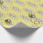 Papel De Regalo Abeja Mielera Amarilla y Patrón de Margaritas Blan<br><div class="desc">Este papel de regalo lindo presenta un fondo amarillo mostaza claro con patrones de abejas melíferas / abejorros y margaritas blancas. Cambie el color de fondo y personalice según sus necesidades. Puede encontrar más productos coincidentes en mi tienda.</div>