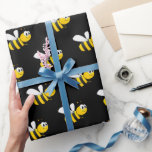 Papel De Regalo Abejas de burbujas felices y negras adorables dive<br><div class="desc">Decorada con abejas alegres,  sonrientes,  amarillas y negras. Un fondo negro de moda. Tanto para él como para ella.</div>