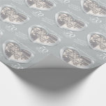Papel De Regalo Abrigo de la esposa de la foto del aniversario de<br><div class="desc">Papel de embalaje del aniversario de boda en tonos grises claros del platino. Personalice este papel del aniversario con su propio año de la foto y del aniversario. Lee actualmente a mis años memorables del aniversario 70 felices maravillosos del platino de la esposa. El efecto líquido hermoso del platino en...</div>