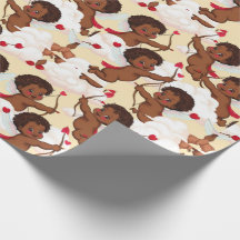 Adorable Cherub afroamericano con corazón