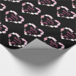 Papel De Regalo Afortunadamente Después De Un Boda Purpurinoso Del<br><div class="desc">Papel de envoltura boda. Diseñado con un ilustracion romántico de unos corazoncitos brillantes rosados formando un marco en forma de corazón. Adentro dice "Feliz eterno después" en un moderno estilo de letra escrito a mano. Fijado sobre un fondo negro.</div>