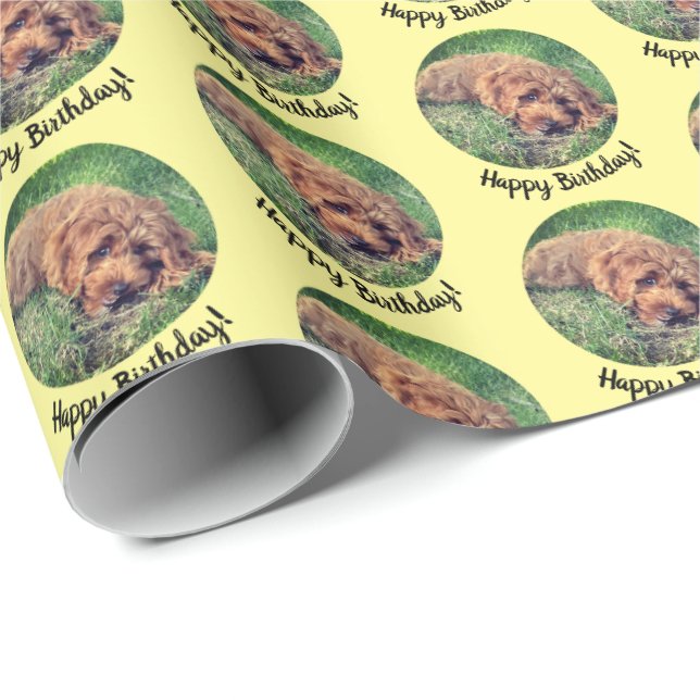 Papel de regalo amarillo adorable Goldendoodle (Esquina del rollo)