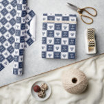Papel De Regalo Amor y luz | Hanukkah Menorah moderno<br><div class="desc">¡Envuelve tus regalos de Hanukkah con estilo con este hermoso papel de envoltura a cuadros! El diseño combina cuadrados de azul oscuro y blanco con ilustraciones de menorah azul marino y "Amor y luz" con letras de bloques blancos modernos.</div>