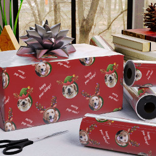 Papel De Regalo Antler Merry Christmas Red, un reno con dos perros