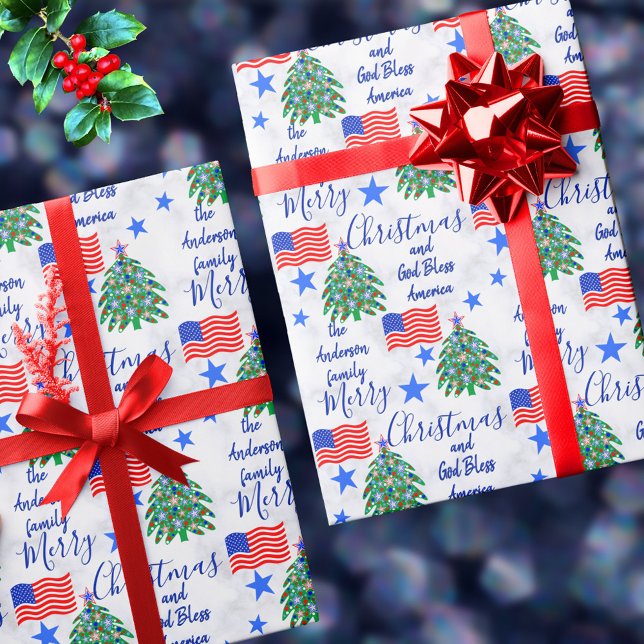 Papel De Regalo Árbol de Navidad Patriótico Estados Unidos Feliz N (This patriotic gift wrap is covered in red white and blue Christmas trees and American flags)