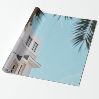 Papel De Regalo Árbol de palma cerca del edificio de hormigón blan