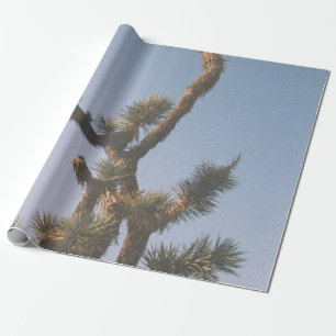 PAPEL DE REGALO ÁRBOL VERDE Y MARRÓN BAJO CIELO AZUL
