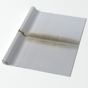PAPEL DE REGALO ÁRBOLES RODEADOS POR UN CUERPO DE AGUA Y BOLSAS DU