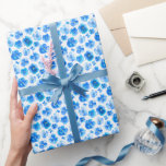 Papel De Regalo Arreglo de arte de acuarela suelto en azul y blanc<br><div class="desc">papel de envoltura de regalo con motivos de arte acuático con flores de color rosa azul bonito. El color de fondo puede personalizarse según su propia elección de color,  actualmente blanco. © Arte y diseño de acuarelas pintadas a mano por Sarah Trett para www.mylittleeden.com</div>