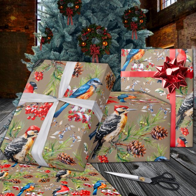 Papel De Regalo Aves de Invierno Pino Cones y Festividades de Berr (Winter Birds Pine Cones & Red Berries Holiday Wrapping Paper Rolls in 6 and 15 foot lengths.)
