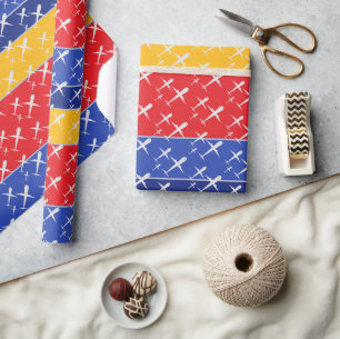 Papel De Regalo Aviones vuelan en formación azul rojo y amarillo