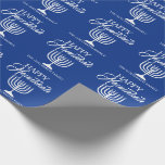 Papel De Regalo Azul FELIZ personalizado Menorah de JÁNUCA<br><div class="desc">Envuelva sus regalos con estos papel de embalaje FELIZ de JÁNUCA Chanukah del día de fiesta judío elegante.  Fondo de los azules marinos con Menorah blanco.  Personalice añadiendo el mensaje o el nombre o suprima.</div>