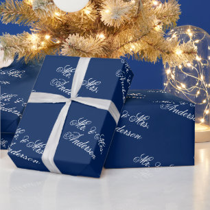 Papel de regalo azul marino con patrón de texto pe