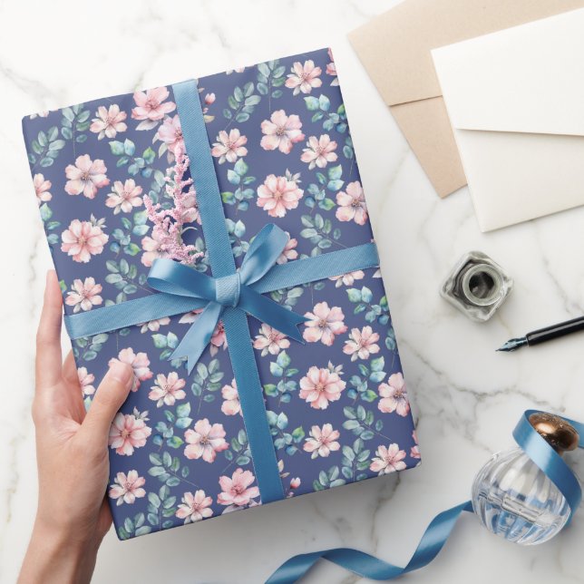 Papel de regalo azul marino con prado de flores ro (Regalar)