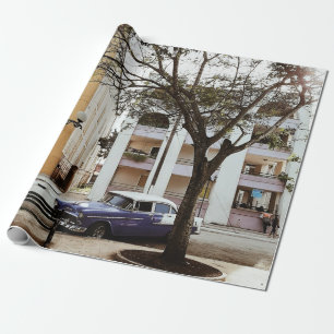 PAPEL DE REGALO AZUL SEDAN ESTACIONADO CERCA DE EDIFICIO BLANCO