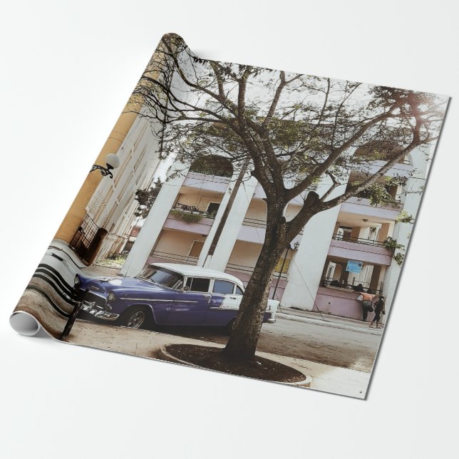 PAPEL DE REGALO AZUL SEDAN ESTACIONADO CERCA DE EDIFICIO BLANCO (Desenrollado)
