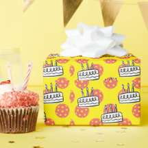 Baloncesto con pastel de cumpleaños con fondo amar