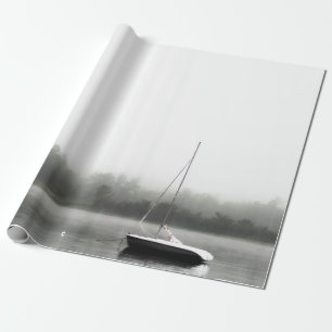 PAPEL DE REGALO BARCO NEGRO Y BLANCO EN EL LAGO