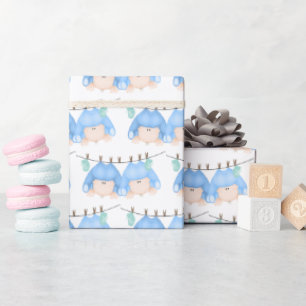 Papel De Regalo Bebés gemelos en la línea de la ropa