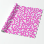 Papel De Regalo Bellezas de árbol de Navidad Wreath Holly Pink<br><div class="desc">Envuelve tus regalos navideños con este papel de Navidades envueltos en árbol de Navidad, campanas de Navidades, corona de Navidades y vacaciones holly en fondo rosado le dan un aspecto festivo. Tu regalo lucirá extra alegre debajo del árbol. Póngase en contacto conmigo por correo electrónico si necesita ayuda o productos...</div>