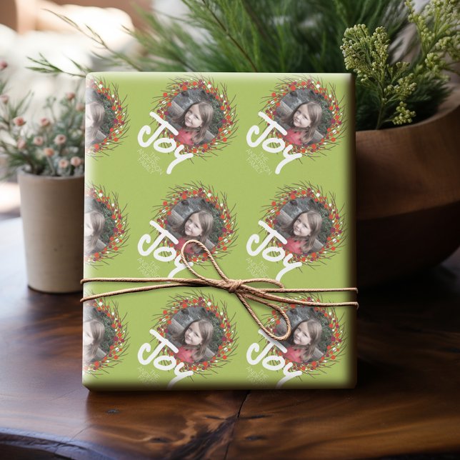 Papel De Regalo Berry Wreath con alegría y familia Personalizado (Personalized Photo Wrapping Paper)