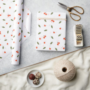 Papel de regalo blanco con bayas y hojas de otoño