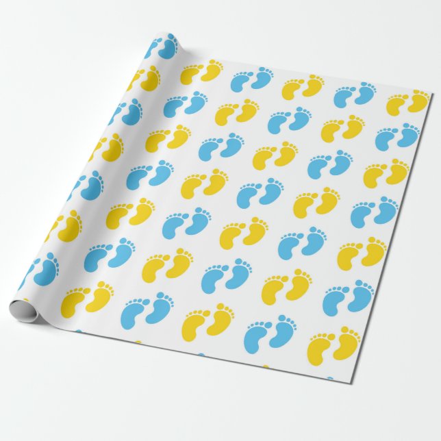 PAPEL DE REGALO BLANCO CON PIES DE BEBÉ AZUL Y AMARILLO (Desenrollado)