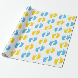 PAPEL DE REGALO BLANCO CON PIES DE BEBÉ AZULES Y AMARILLOS