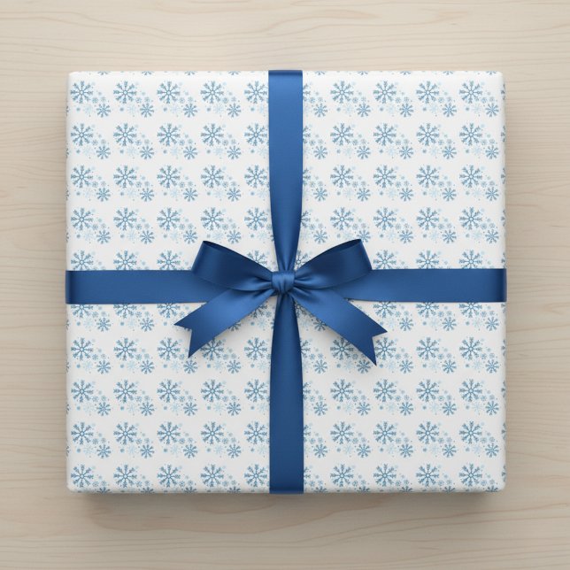Papel de Regalo Blanco Copo de Nieve Azul Claro (Classic snowflakes for every occasion.)