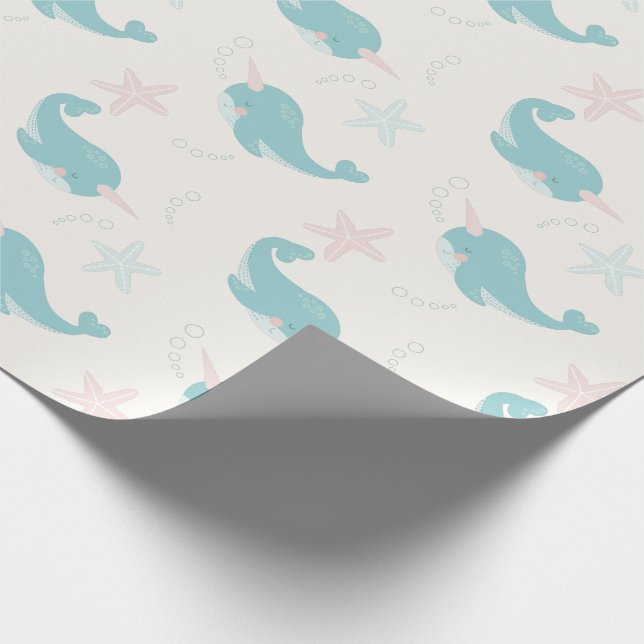 Papel De Regalo Blanco del patrón de Narwhal y Starfish (Esquina)